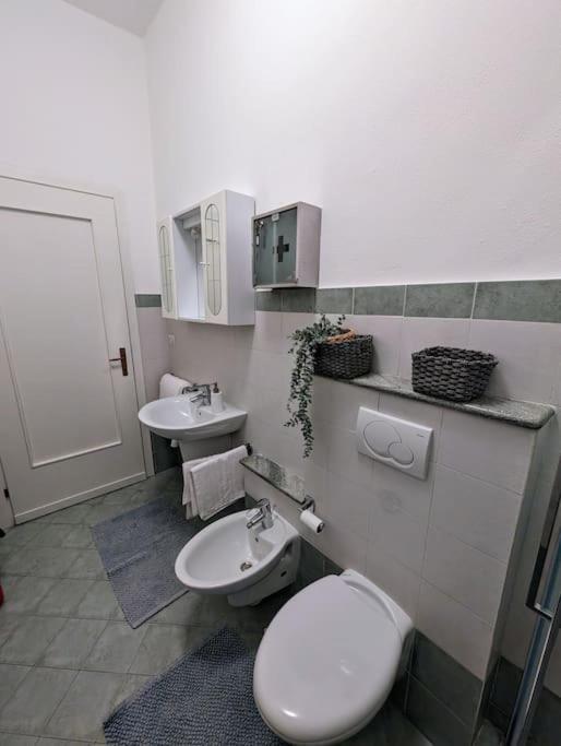Bright Flat Just 10 Minutes From The City Centre Como Exterior photo